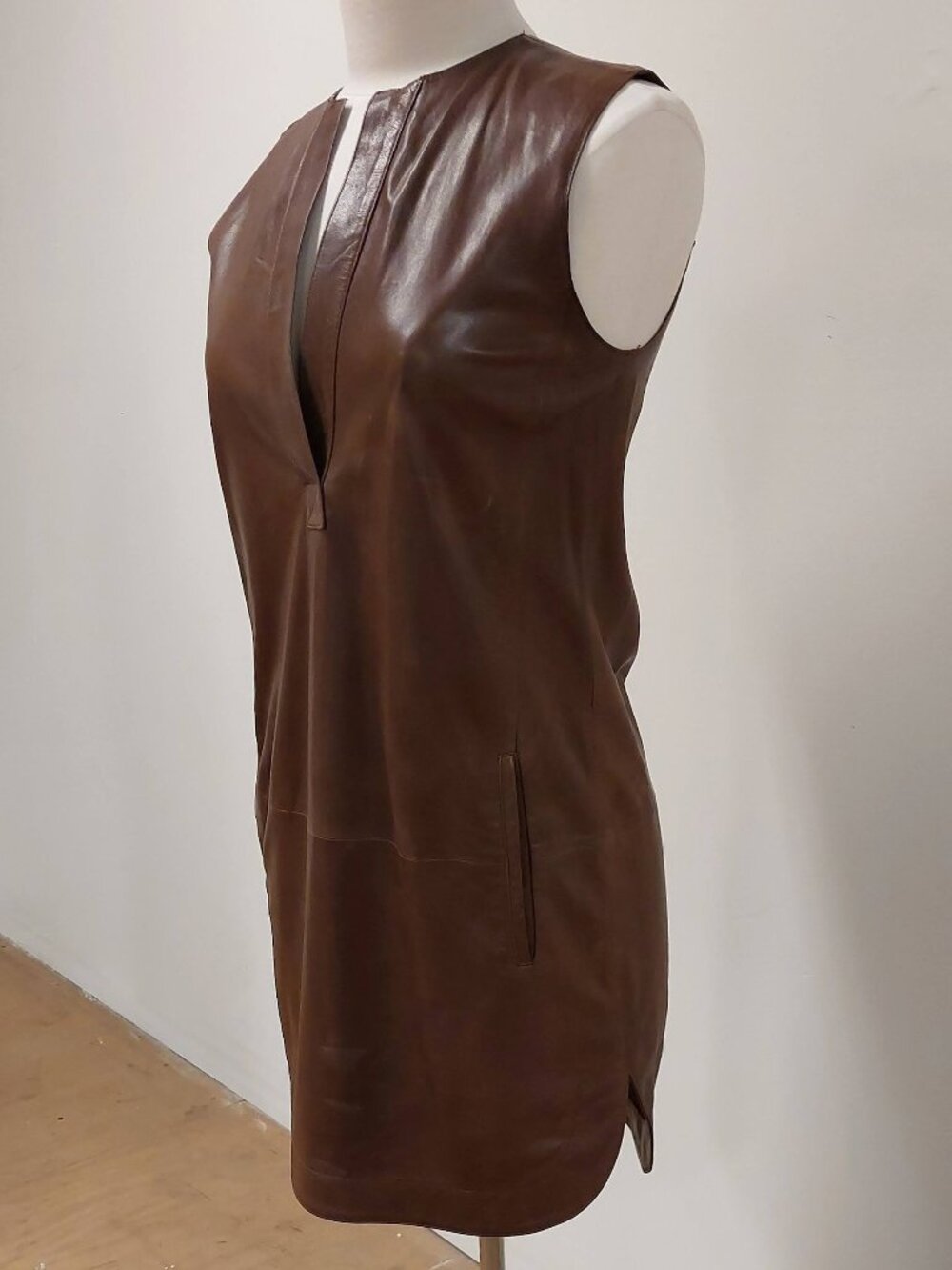 Vince. Brown Leather Sleeveless Short Dress w/pockets Size: 2 - Picture 2 of 10